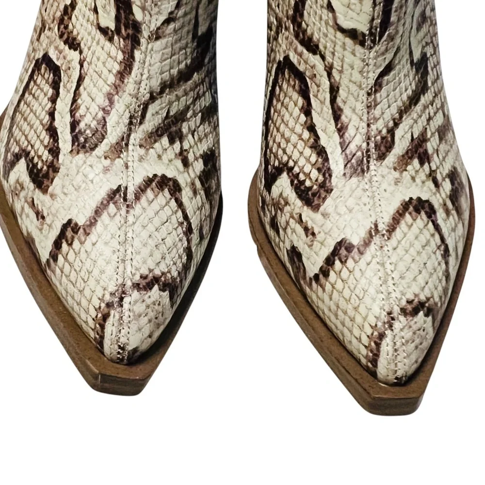 VINCE CAMUTO Short White Leather Boots Ginsel Size 6.5 Snake Print 1362-18
